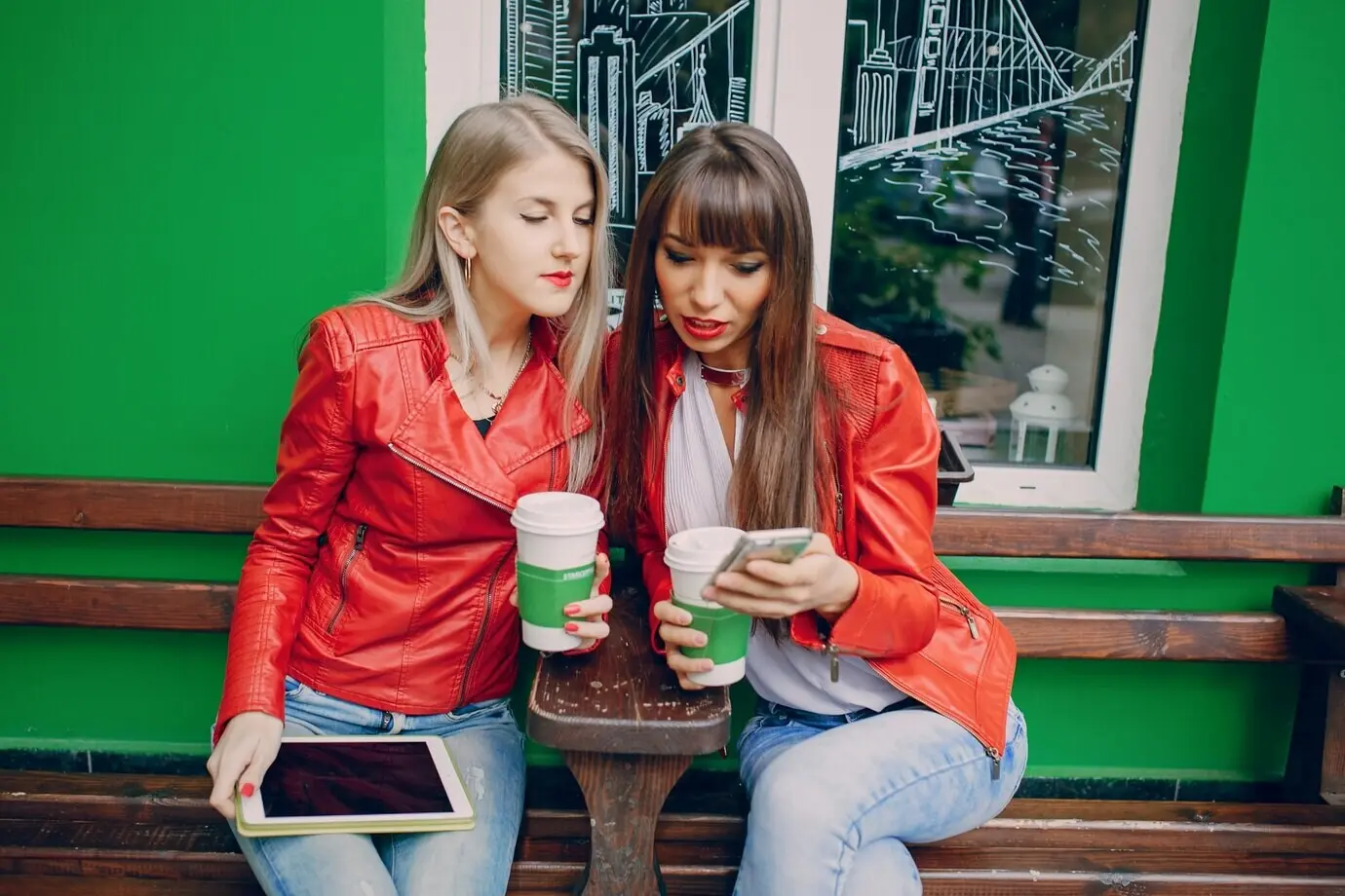 Mujeres mirando un móvil