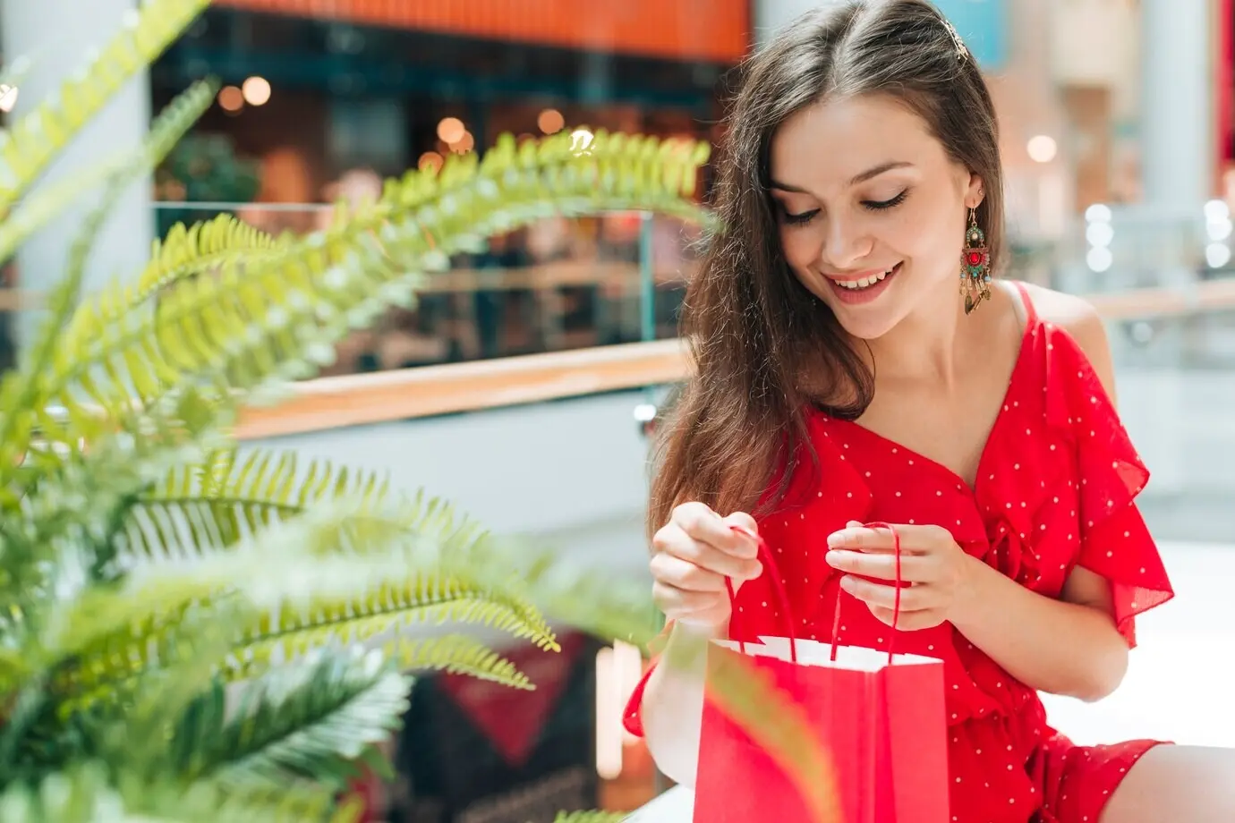 Plano medio de un cliente feliz en un centro comercial