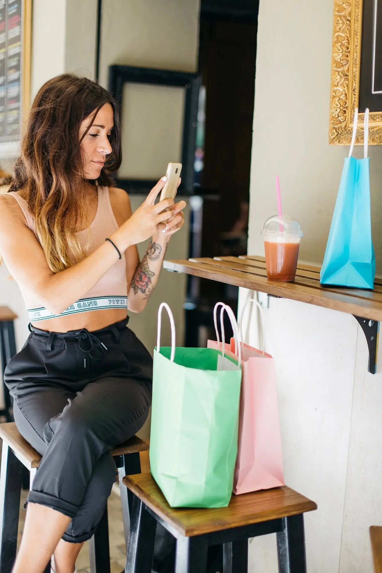Una mujer guapa tomando una foto de un batido.